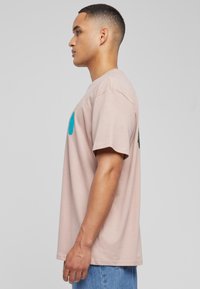 Upscale by Mister Tee CALIFORNIA MOTEL  - T-Shirt print - duskrose