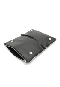 Clutch in pelle nera con chiusura a zip, dal texture liscia e dettagli in argento, inclusi bottoni a scatto. Forma rettangolare con profilo piatto.