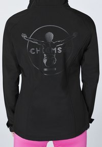 Czarna kurtka softshellowa z przodu na zamek, z kapturem oraz dużym logo z postacią na plecach. Gładka faktura z dopasowanym krojem.