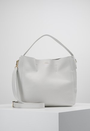 Sac à main en cuir blanc texturé avec des anses courtes et longues, des ferrures dorées et un logo "FURLA" embossé à l'avant.