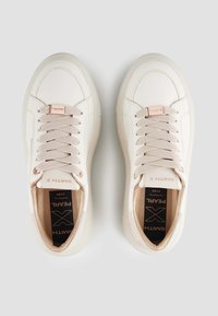 Sneakers in pelle bianca con accenti rosa chiaro, punta tonda, lacci piatti e soletta con marchio caratterizzata da un motivo geometrico. Texture liscia.