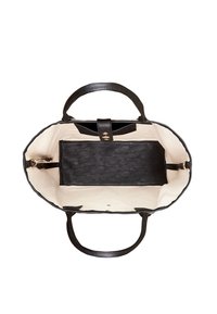 Sac fourre-tout en cuir noir avec une texture lisse et un doublure en tissu crème. Il dispose de deux poignées et d'une pochette zippée noire amovible.