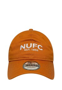 Orangene Kappe aus Stoff, mit weißem gesticktem Text "NUFC EST. 1892" auf der Vorderseite. Verstellbarer Riemen auf der Rückseite. Runde Form.