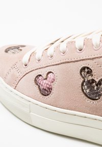 MOA - Master of Arts Tenisky - nude