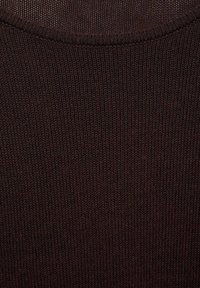 Tissu en maille marron présentant un motif texturé avec un tissage lisse et uniforme. Comprend un col rond avec un bord côtelé.