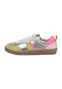 Sneaker multicolore con tomaia metallica argentata, dettagli in verde lime, particolari rosa e suola in gomma con bordi testurizzati.