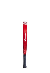 Rød tennisracket med en blankskinnet finish, udstyret med et sort greb og hvidt mærke-logo. Bueformet hoved og flade strenge. Letvægts, ergonomisk form.