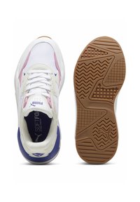 Weiße Sportschuhe mit Netzgewebe, rosa und blauen Akzenten, gepolsterter Sohle und gemusterter Gummisohle. Mit Branding auf der Zunge.