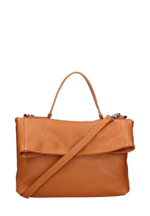 Borsa a mano in cuoio tan con superficie testurizzata, manico superiore e tracolla regolabile. Presenta un design con pattina pieghevole.