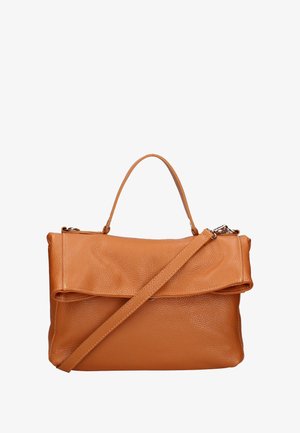 Borsa a mano in cuoio tan con superficie testurizzata, manico superiore e tracolla regolabile. Presenta un design con pattina pieghevole.