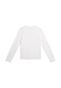 Suéter blanco de manga larga con un sutil patrón de rombos acolchados en la parte de atrás, cuello redondo y puños ajustados sobre un fondo blanco.