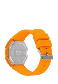 Reloj con correa de silicona naranja, caja octagonal, parte trasera de acero inoxidable y hebilla plateada. Resistente al agua hasta 30 metros.