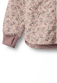 Tikk-kattega jope, millel on mahedates roosades toonides lillemuster, soonikkoes mansetid ja kergelt ümar serv, valmistatud pehmest kangast.