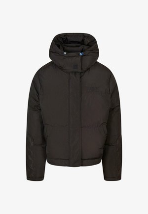 Zwarte pufferjack met hoge kraag, rits aan de voorkant en geborduurd logo. Heeft een gladde, glanzende afwerking met doorgestikte vulling.