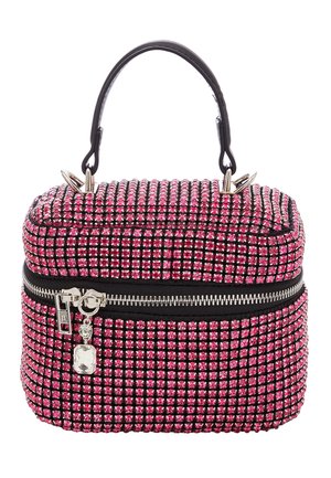 Lyserød hardcase taske pyntet med rhinsten, har en struktureret form, sort lynlås og top-håndtag. Indeholder dekorative hardware-detaljer.