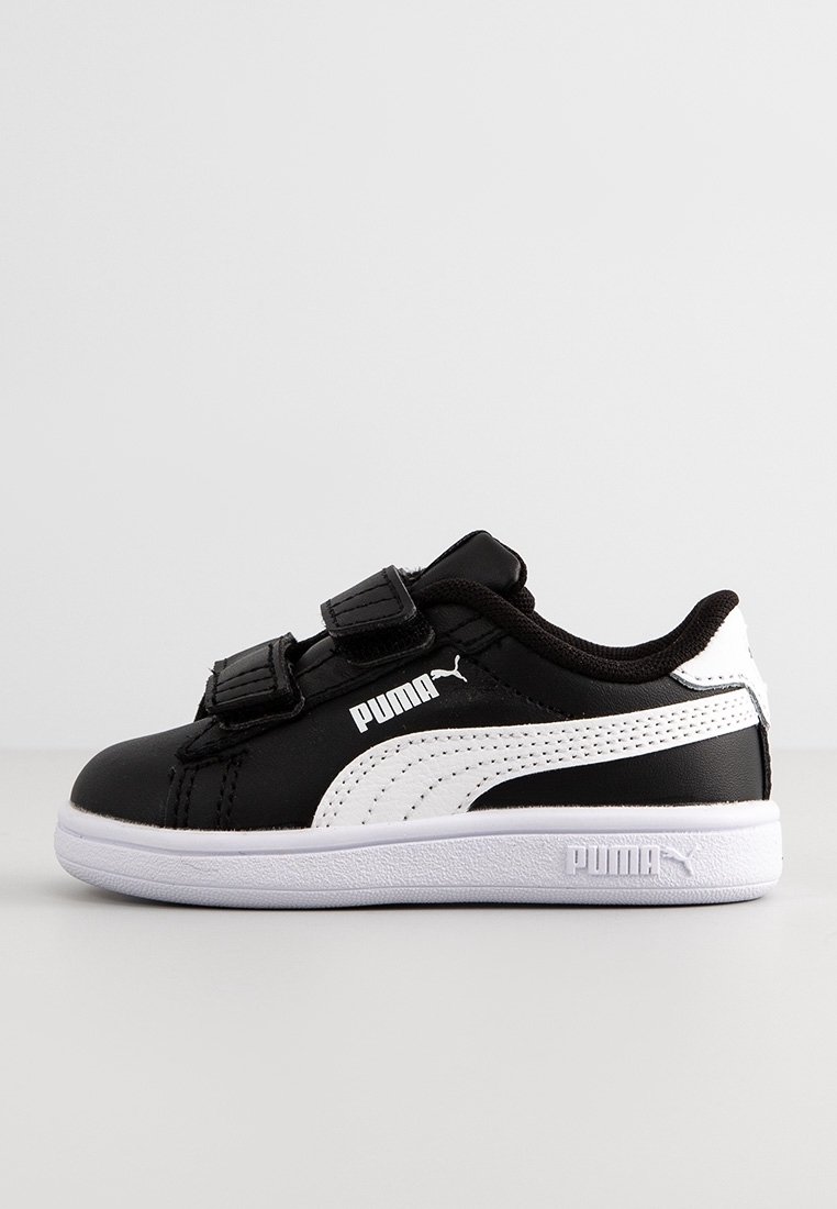 Basket Puma noir et blanc avec double fermeture velcro, logo Puma blanc et semelle blanche sur fond uni.