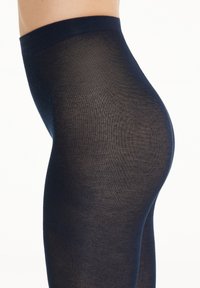 Námořnické neprůhledné punčocháče vyrobené z měkkého, elastického materiálu. Vybaveny širokým pasem a hladkým, texturovaným povrchem.