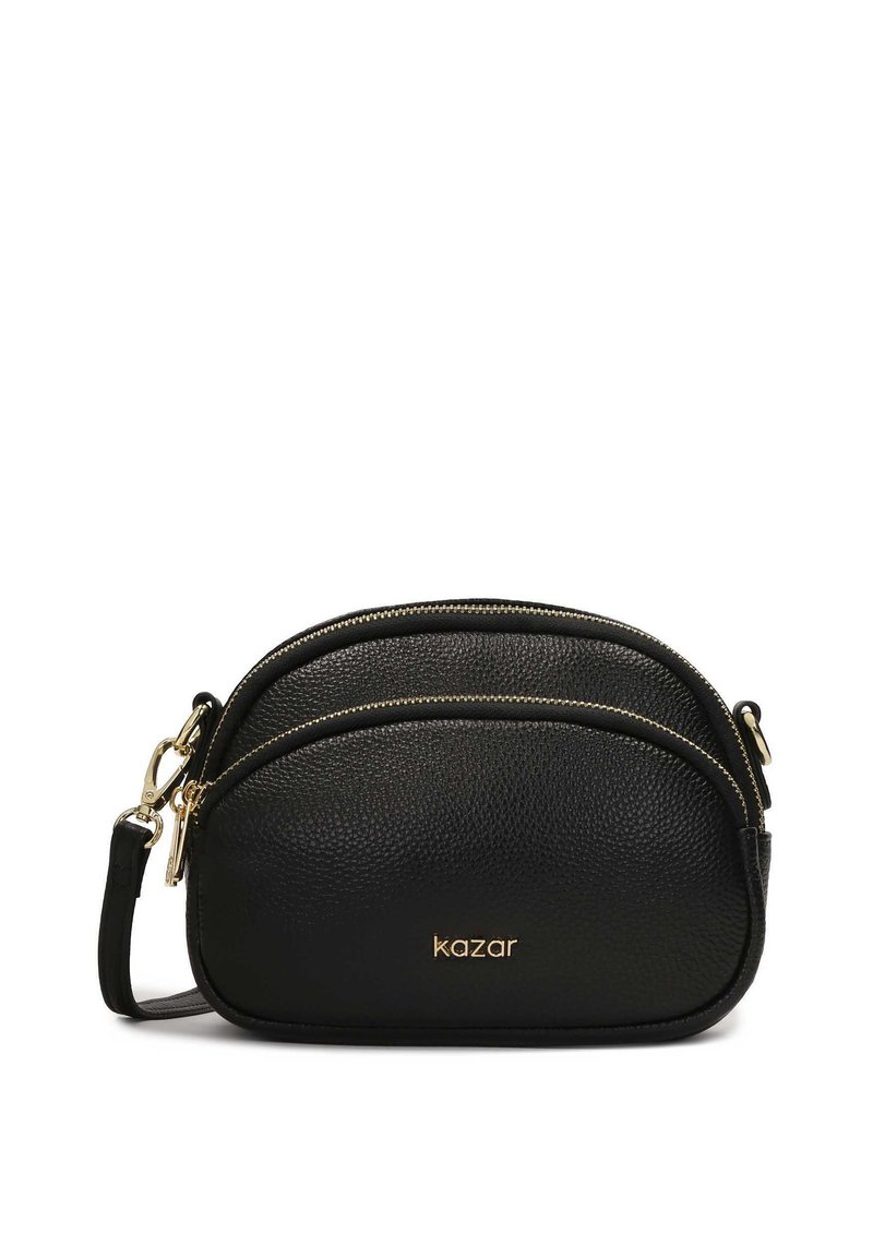 Borsa a tracolla in pelle nera con superficie texturizzata, dotata di due scomparti con zip e dettagli in hardware dorato. Nome del brand impresso in oro.