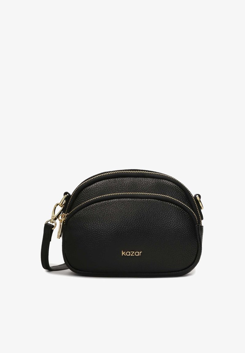 Borsa a tracolla in pelle nera con superficie texturizzata, dotata di due scomparti con zip e dettagli in hardware dorato. Nome del brand impresso in oro.