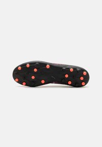 Botas de fútbol con una suela exterior de goma negra y tacos naranjas, parte superior texturizada con detalles en púrpura y rosa, y un diseño aerodinámico.