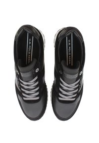 Sneakers negre și gri, cu suede texturat și piele, având șireturi contrastante, detalii cu logo și o talpă din cauciuc.