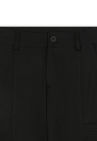 Zwarte op maat gemaakte broek met een vlakke voorkant, knoopsluiting, riemlussen en zijzakken met een gladde stoftextuur.