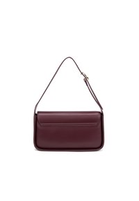 Borsa in pelle bordeaux con superficie liscia, forma rettangolare, chiusura a pattina e una sola tracolla regolabile. Design minimalista con branding discreto.