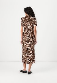 Abito maxi con stampa leopardata, maniche corte, vita cin cin e orlo fluente. Tessuto morbido con una texture liscia e una vestibilità naturale.