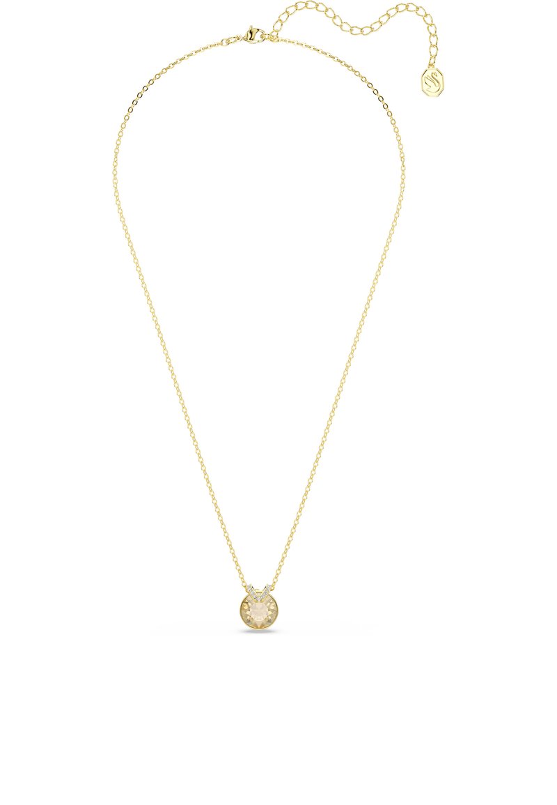 Collana in oro con pendente rotondo dotato di una pietra trasparente, progettata con una superficie testurizzata discreta e una chiusura con lunghezza regolabile.