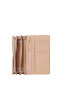 Beige leren portemonnee met meerdere kaartsleuven, een ritsvak en een gestructureerd oppervlak. Inclusief gouden hardware en open compartimenten voor opslag.