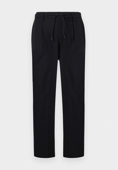 Zwarte broek van gladde stof, met een elastische tailleband, rechte pijpen en plooien aan de voorkant voor een gestructureerde uitstraling.