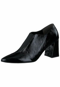 Zapato de tacón alto de charol negro con punta afilada, panel lateral elástico y tacón grueso. Superficie suave y brillante con acentos mínimos.