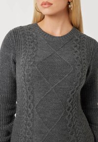 Maglione grigio a maglia cable con motivo a rombi, maniche a costine e scollatura rotonda. Tessuto morbido e vestibilità accogliente.
