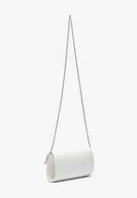 Λευκή δερμάτινη τσάντα φάκελος σε κυλινδρικό σχήμα, με ασημένιο λουράκι και λεία υφή. Μινιμαλιστικός σχεδιασμός χωρίς ορατό υλικό.