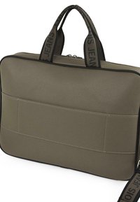 Bolso de cuero gris para portátil con superficie texturizada, asas superiores y correas negras con logotipos repetidos. Cierre con cremallera y bolsillo lateral.