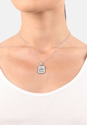 Collana d'argento con un pendente ottagonale che presenta un design animale inciso. La catena è composta da piccoli anelli tondi.