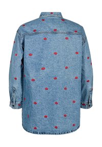 Denimisaade, millel on punased tikitud huulte muster, krae disain, pikad varrukad ja nööbiga mansetid. Klassikaline sinine denim tekstuur.