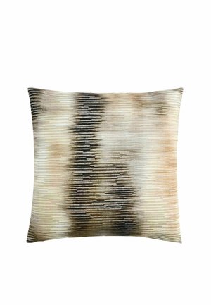 Coussin décoratif carré avec un motif rayé horizontal texturé dans des tons beige, marron, noir et crème.