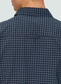 Marineblauwe geruite overhemd met een button-down kraag, korte mouwen en een rasterpatroon met witte lijnen op een gestructureerde stof.