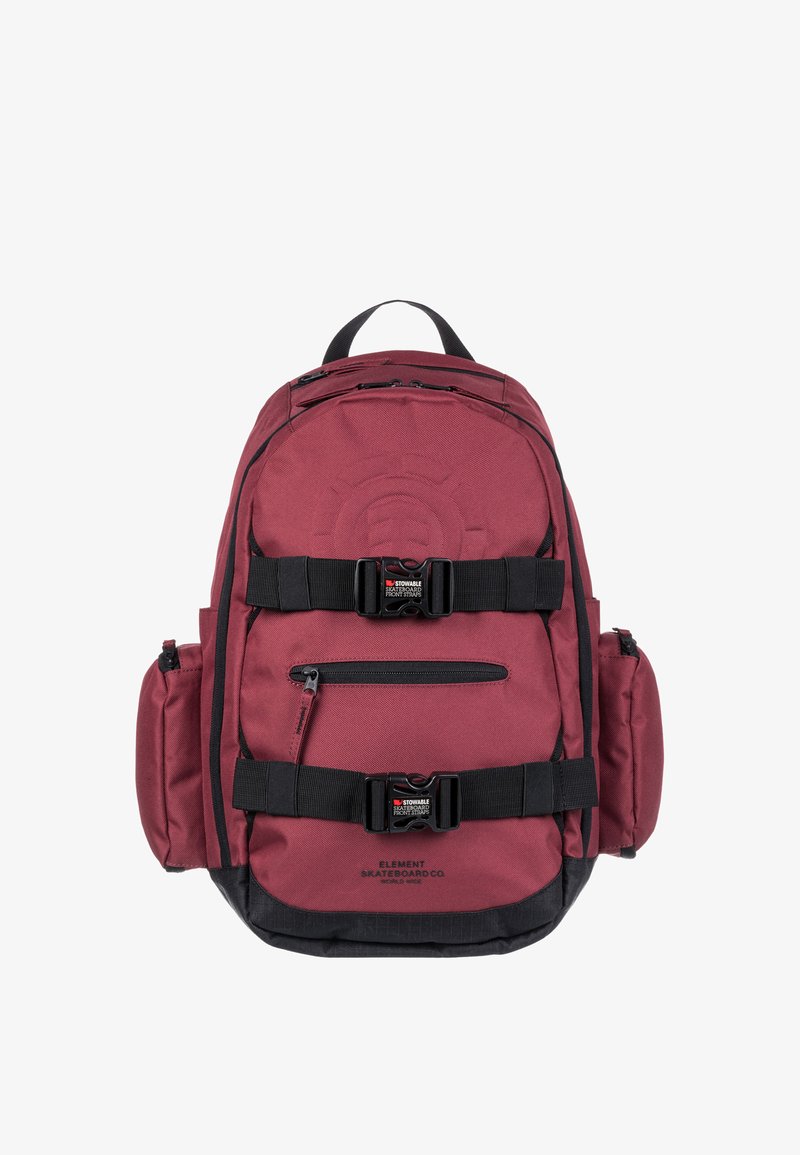 Červený a černý batoh z umělé tkaniny se dvěma bočními kapsami a nastavovacími popruhy. Obsahuje logo a několik zipových přihrádek.