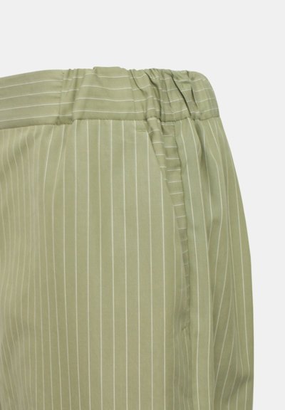 Pantaloni a righe verde chiaro con vita elastica, caratterizzati da una texture liscia e un taglio dritto. I dettagli includono sottili righe verticali.