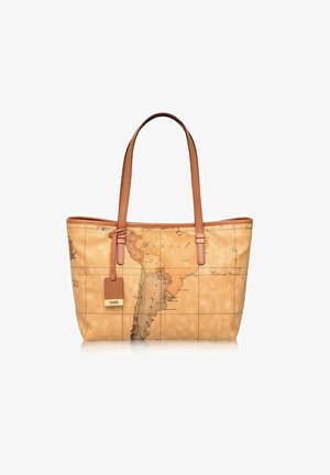 Borsa tote con stampa di una mappa color sabbia su materiale testurizzato. Presenta manici in pelle marrone chiaro e un'etichetta attaccata con il marchio.