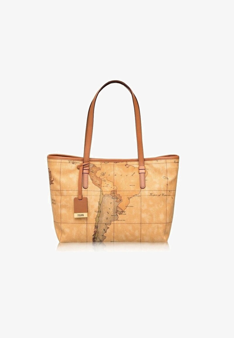 Borsa tote con stampa di una mappa color sabbia su materiale testurizzato. Presenta manici in pelle marrone chiaro e un'etichetta attaccata con il marchio.