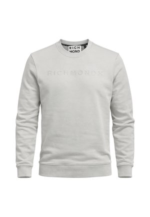 Felpa grigia chiaro a maniche lunghe con scollo rotondo, polsini e orlo a coste, con la scritta in rilievo "RICHMOND X" sul petto e un'etichetta all'interno del colletto.