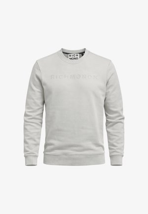 Felpa grigia chiaro a maniche lunghe con scollo rotondo, polsini e orlo a coste, con la scritta in rilievo "RICHMOND X" sul petto e un'etichetta all'interno del colletto.