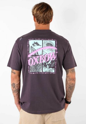 T-shirt en coton gris avec un design graphique multicolore dans le dos, comprenant des illustrations et du texte encadrés dans des couleurs contrastées.