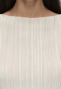 Šaty s plisovanou sukní a výstřihem do loďky, vyrobené z lehké texturované tkaniny v jemné bílé barvě s vertikálními pruhy po celé délce.