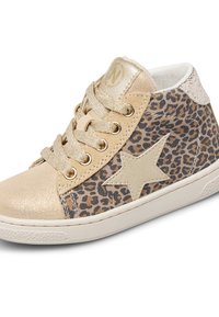 Vysoké tenisky ve zlaté barvě s leopardím potiskem. Mají texturední materiál, zlaté tkaničky a výraznou zlatou hvězdu jako akcent na boku.