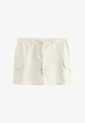 Spódnica cargo w kolorze ecru z sznurkiem w pasie oraz dwoma klapowymi kieszeniami po bokach, wykonana z lekkiego materiału.