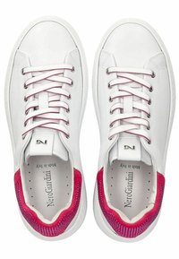 Sneaker bianche in pelle con dettagli in mesh rosa, lacci piatti, occhielli in argento e un interno imbottito con perforazioni per la traspirabilità.